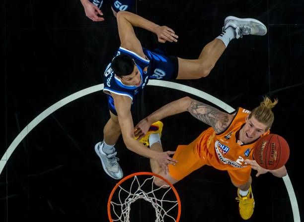 他在防守端 他在防守端